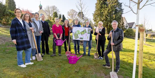Den letzten Baum des ersten Pflanzabschnittes pflanzten Mitglieder der Projektgruppe Friedhofsentwicklung Kupferdreh gemeinsam mit Bestattern und Friedhofsgärtnerin.  | Foto: Kirchenkreis Essen/Achim Pohl