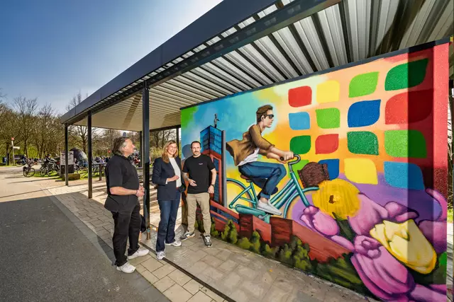 Der Rastplatz an Holgers Erzbahnbude an der Radwegkreuzung der Erzbahntrasse bekommt durch Graffiti-Künstler Beni Veltum (rechts) die künstlerische Note. Mit dabei Nina Frense, RVR-Beigeordnete für Umwelt und Grüne Infrastruktur und Marc Hennenberg, Fachbereichsleiter RVR Ruhr Grün. Foto: RVR/ Wiciok