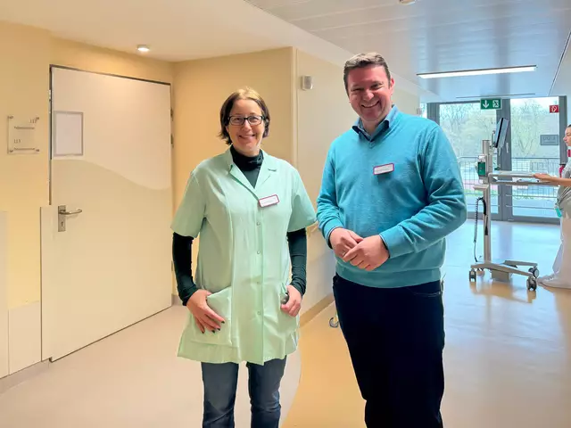 Bürgermeister Rajko Kravanja hospitierte bei den Grünen Damen und Herren im EvK Castrop-Rauxel, hier mit der Ehrenamtlichen Nina Führmann. 