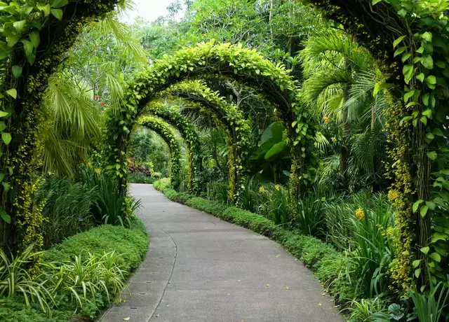 Kunstvolle Rundbögen beweisen gärtnerische Kreativität.