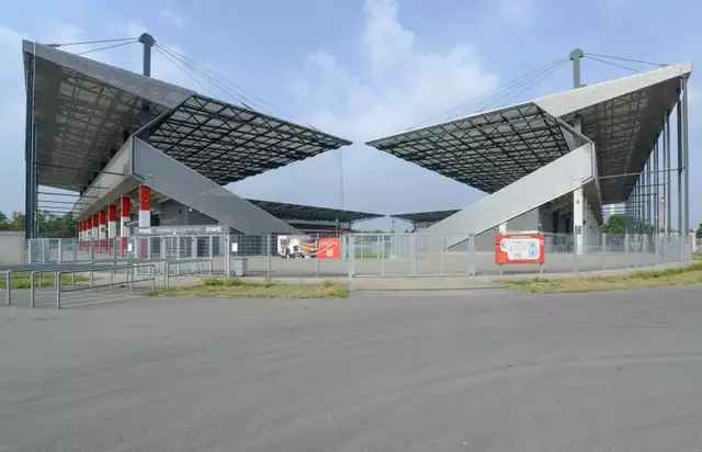 Kurzfristig wurde der Punkt zum Ausbau des Stadions von der Tagesordnung der Ratssitzung am 9. März genommen, da CDU und Grüne sich auf keinen gemeinsamen Konsenz einigen könnten. Die FDP-Fraktion kritisiert diese Verzögerungstaktik 