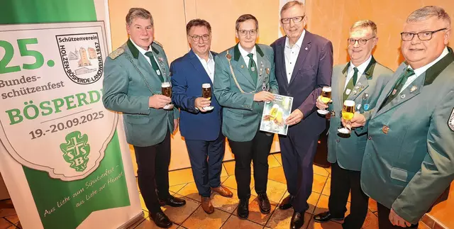 Stoßen gern auf das Bundesschützenfest 2025 an: Der Vorstand des Schützenvereins Holzen-Bösperde-Landwehr mit dem 1. Vorsitzenden Peter Hölzer (3.v.l.) sowie Veltins-Gebietsverkaufsleiter und Veltins-Verkaufsleiter Manfred Nieder (3.v.r.). Foto: Achim Rose/HBL