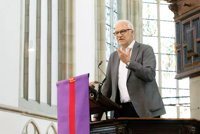 Das Foto zeigt RVR-Direktor Garrelt Duin bei seiner Kanzelrede in der Duisburger Salvatorkirche.
Foto: Bartosz Galus
