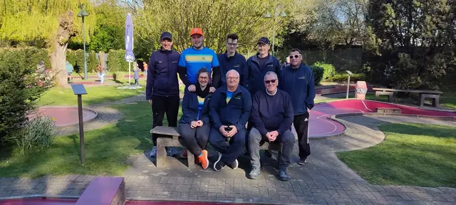 Vereinsmitglieder des 1. Essener CGC Blau-Gold nach dem ersten Spieltag der Minigolf Landesliga-Saison 2025 in Herten