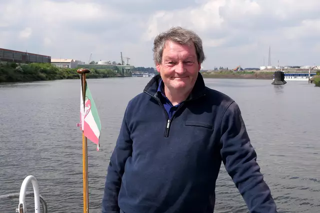 Das Archivfoto zeigt Pfarrer Jürgen Muthmann auf dem evangelischen Kirchenschiff "Johann Hinrich Wichern" im Ruhrorter Hafen bei der Aufnahme eines Videos. Am heutigen Freitag ist er „an Bord“ in der Kircheneintrittsstelle in der Salvatorkirche.
Foto: Daniel Drückes

