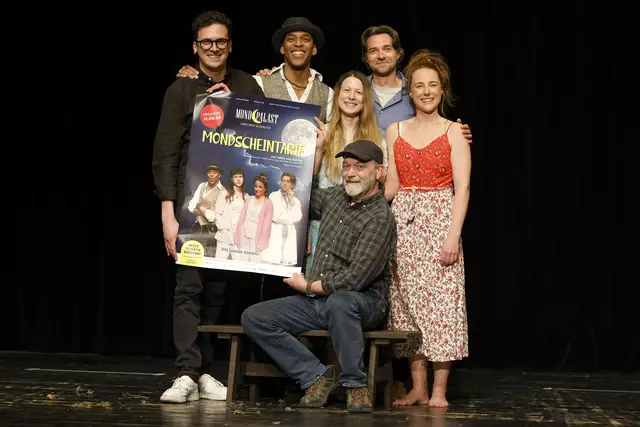 Freuen sich auf den Mondscheintarif im Mondpalast (v.l.): Theaterdirektor Marvin Boettcher, die Schauspieler Reginald Holden Jennings, Melanie Linka, Dominik Brünnig und Johanna Wagner sowie (sitzend) Regisseur Ekki Eumann. | Foto: Marco Stepniak/Mondpalast