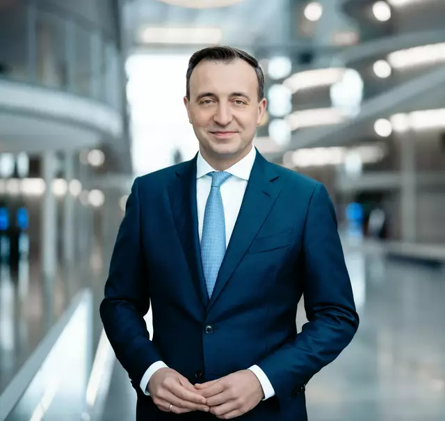 Paul Ziemiak empfiehlt die Bewerbung für ein Ausbildungsstipendium. Foto: Steffen Böttcher