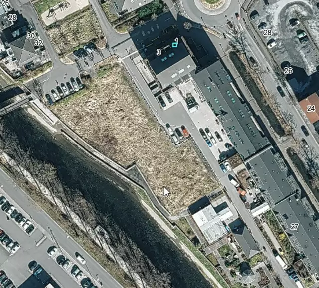 Direkt an der Hönne soll ein neuer Spielplatz entstehen. Die Beteiligung der Familien bei der Planung ist gewünscht. Foto: Stadt Menden