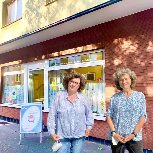 Das Bild zeigt Gemeindepädagogin Yvonne de Temple-Hannappel – links – mit Gemeindemitarbeiterin Katja Hüther vor dem Begegnungscafé DIE ECKE.
Foto: www.kirche-meiderich.de

