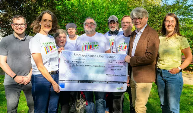 : Im Beisein von Vertreterinnen und Vertretern der kurbel und der Stadt Oberhausen überreichte Umweltdezernent Dr. Thomas Palotz den symbolischen Scheck an Julia Eschenbruch, Bereichsleiterin Erwachsenenbildung bei der kurbel. | Foto: Stadt Oberhausen/Tom Thöne