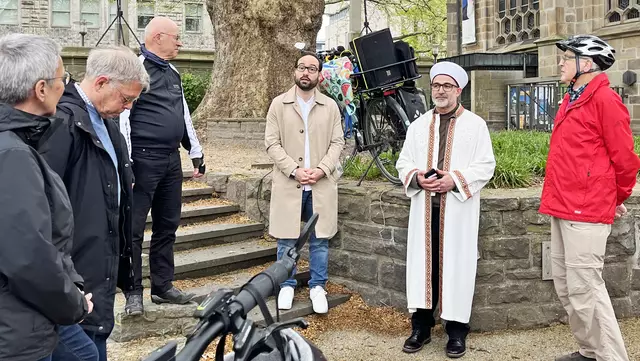 Mit Segenswünschen aus verschiedenen religiösen Traditionen wurden auf dem Burgplatz drei neue "Routen der Begegnung" eröffnet. | Foto: Kirchenkreis Essen/Initiativkreis Religionen in Essen (IRE)