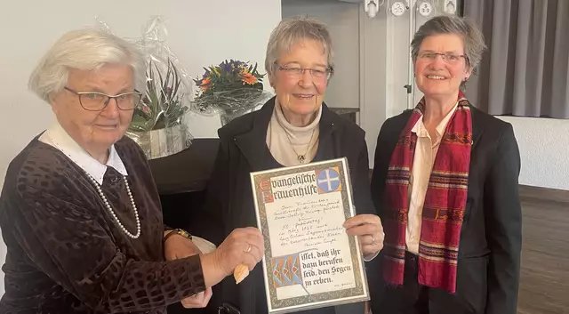 V.li.n.re. Marga Lerch (die Gründerin), Gertrud Wilkening (die jetzige Leiterin) und Daniela Emge (Vorsitzende des Kreisverbandes der Evangelischen Frauenhilfe in Essen e.V.).  | Foto: Kreisverband der Evangelischen Frauenhilfe Essen e.V./Anke Augustin