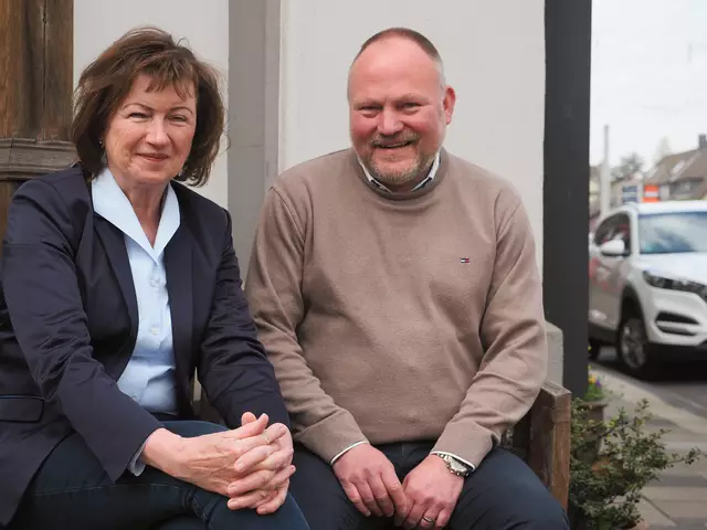 "Staffelstabübergabe": Ratsfrau Regina Hallmann zieht sich nach 26 Jahren aus dem politischen Leben zurück und gibt den Wahlkreis Frintrop/Bedingrade an den Frintroper Jörg Thiede.  | Foto: Andreas F. Becker