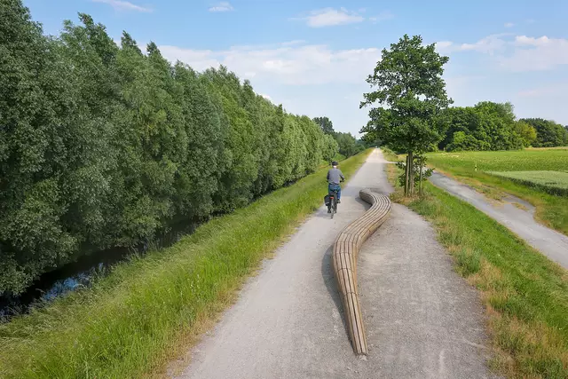 Ab Ende April organisiert der Lippeverband geführte Radtouren zu den Kunstwerken von "Über Wasser gehen" – hier zu sehen ist Hogarth’s Dream von Diemut Schilling in Lünen. Foto: Rupert Oberhäuser/EGLV 