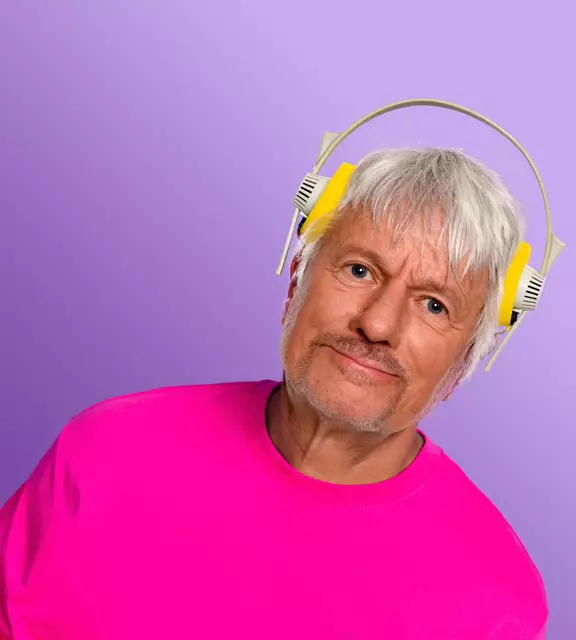 „Deine Disco – Geschichte in Scheiben – Wie Musik Politik macht“ zeigt Jürgen Becker am 16. Mai im Ebertbad Oberhausen. Foto: Sven Knoch