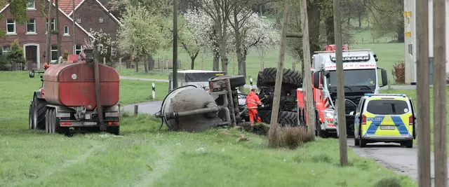 Bilder Schepers, Text Polizei Wesel Traktor umgekippt Fahrer schwer verletzt
