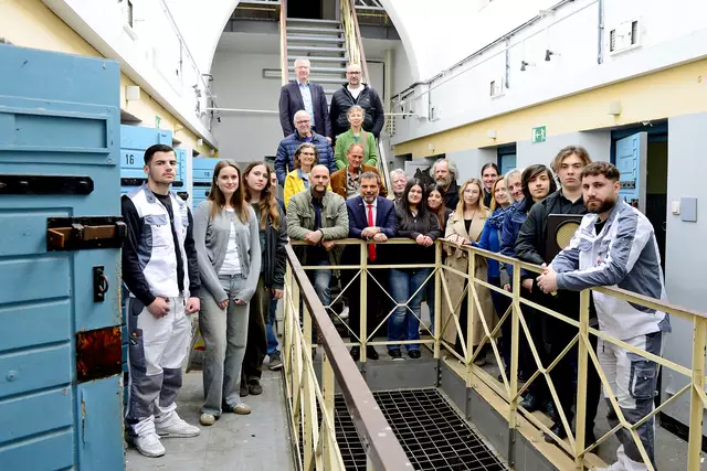 v.l.n.r.: 1. Reihe: Mateo Dragani, Auszubildender Firma Marschmann, 2.,3.,4.(etwas verdeck) Projektteilnehmer*innen GS Anne-Frank, Mario Reschke, Inhaber Hafthaus, Giovanni Malaponti, Vorstandsvorsitzender Sparkasse am Niederrhein, Ariane Hartmann, Hannah Kunath und Irina Wüst, Projektteilnehmerinnen GFB, Klara Vossebürger, Projektleiterin GFB, Christan Hommel, Agentur KLXM, Federico Farinelli, Yuki Köksal, GFB, Abdulhannnan Hassan, Firma Marschmann. 2. Reihe: Verena Michael, komm. Schulleiterin GS Anne-Frank, Andreas Susen, Projektleiter GS Anne-Frank, Konrad Göke, Bart Maris, Improviser in Residence, Projekteilnehmer. 3.Reihe: Frank Liebert, Geschäftsführer sci:moers, Heike Marschmann. 4. Reihe: Superintendent Wolfram Syben, Alija Jagodic, Geschäftsführer Firma Marschmann.  Foto: Klaus Dieker