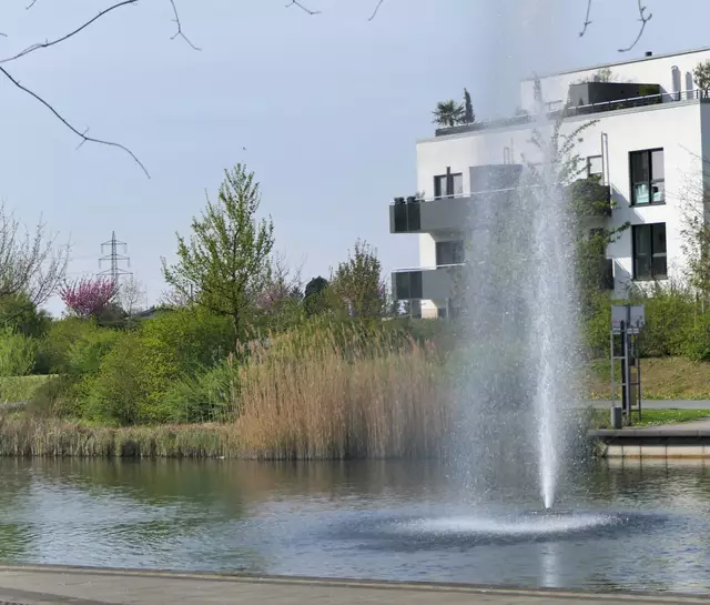 So lässt es sich aushalten. Blick von der Bistroterrasse auf die Fontäne des Niederfeldsees