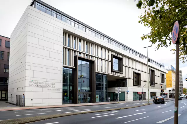 Das Stadtfenster an der Steinschen Gasse ist die kreative Heimat der Zentralbibliothek und der VHS.
Foto: Rolf Schotsch