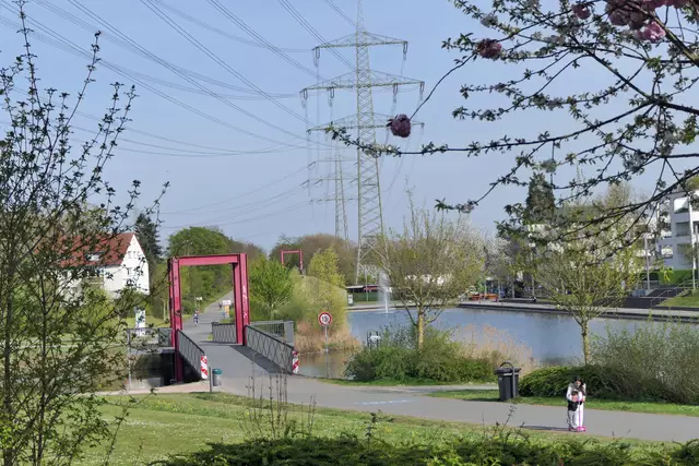 Schon ein Wahrzeichen: die roten Stahlträger der Radbrücke, die die beiden Teile des Niederfeldsees überquert.