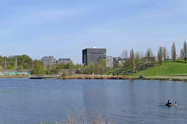 Blick über den Kruppsee auf das Thyssen-Hauptquartier.