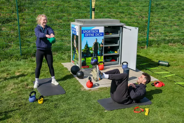 Eine Frau und ein Mann trainieren mit den Geräten aus der Sportbox. | Foto: Rupert Oberhäuser#EGLV