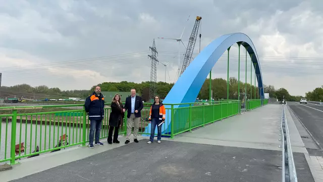 Projektleiter Ralf Bruns und Amtsleitung Birgit Maßmann vom Wasserstraßen-Neubauamt Datteln sowie Landrat Bodo Klimpel und Brückenbauingenieurin Nicole Wagner vom Kreis Recklinghausen sind froh, dass Abriss und Neubau der Löringhof-Brücke so gut verlaufen sind. Die neue Brücke hat eine Stützweite von 57 Metern, damit der Kanal erweitert werden kann. Auf den 17 Metern Breite ist auch ein breiter Geh- und Radweg. Von kleinen Balkonen aus können Passanten in Ruhe den Blick auf den Kanal genießen. | Foto: Foto: Kreis Recklinghausen 