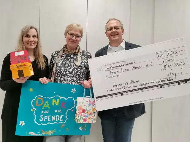v.l. Astrid Schmitz-Carta (musikalische Leiterin), Olga Kornev (Leiterin Frauenhaus Herne), Bischof Heiko Ziegner (Gemeinde Herne) | Foto: Brigitte Höpfner