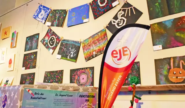 In der Marktkirche zeigt die Evangelische Jugend Essen bis zum 29. April die Ergebnisse ihrer Jahreskunstaktion. Das Motto ist die biblische Jahreslosung: "Prüft alles und behaltet das Gute!". | Foto: Kirchenkreis Essen/Stefan Koppelmann