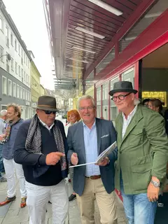 Manfred Dahmen (li.) mit dem Oberbürgermeister der Stadt Mülheim Marc Buchholz (CDU) - rechts Künstler Bernd Kirstein, bei einer Buchvorstellung in der Ruhrtalstadt | Foto: Aliv Franz, Mülheimer Künstlerbund MKB