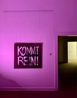 "KOMMT REIN!" - Mischtechnik auf Leinwand von Klaus Wiesel 100 x 100 cm (Sammlung PERMANENTA) | Foto: Mülheimer Kunstverein KKRR, Ruhrstr. 3