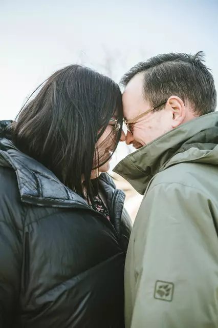 Katharina und Stefan wollten unbedingt eine Familie gründen. Als es mit leiblichen Kindern nicht klappte, entschied sich das Paar zur Adoption.  | Foto: Jana Chiara Fotografie