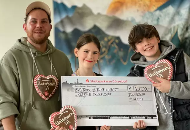 v.l.n.r. Kevin Fladung mit dem amtierenden Kinderprinzenpaar Prinzessin Mariella I. und Johannes I. | Foto: Karnevalsausschuß Unterbach 1957 e.V.