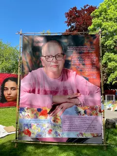 Auch der Mülheimer Künstlerin und Fotografin Christiane Creutzburg ist ein Großplakat gewidmet. | Foto: Mülheimer Kunstverein KKRR, Delle 54-60