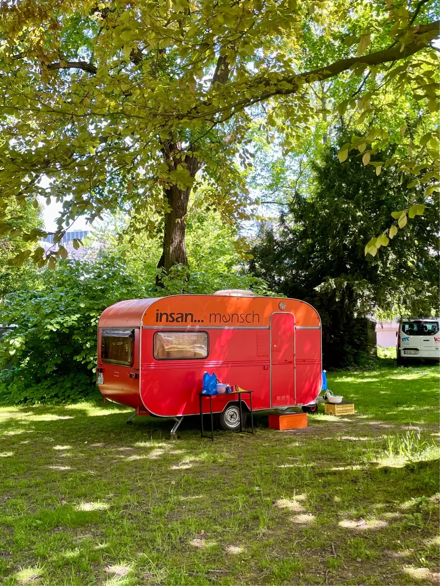 Neuer Grundstücksnachbar des Mülheimer Kunstvereins KKRR - im Wohnwagen das Team "Kulturladen Huchting aus Bremen - im Innenstadtpark Ruhranlage | Foto: Mülheimer Kunstverein KKRR