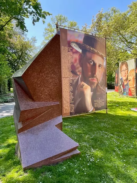 Kunstpark Mülheim Ruhranlage:  Neben der Plastik des Mülheimer Bildhauers Ernst Rasche - unzählige Fotografien auf Großplakaten zum Nachdenken, Staunen und Erfreuen. | Foto: Mülheimer Kunstverein KKRR, Delle 54-60