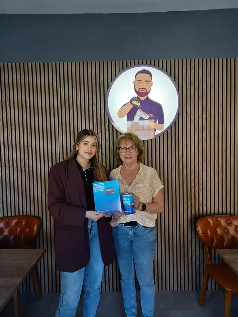 Auf dem Foto von links: Ilayda El-Sayed (Multi Kebap) und Monika Rebbert (Kinderkrebshilfe-Unna). Foto: Privat