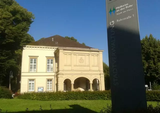 Von der Ruhrstraße aus gesehen:  Das historische Stammhaus der Mülheimer Casinogesellschaft "Delle 57" im Innenstadtpark "Ruhranlage" | Foto: Mülheimer Kunstverein KKRR