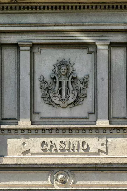 Inschrift über dem Eingang "CASINO" mit dem "Logo" der Bürgergesellschaft - einer Laute. Die "Laute" - Symbol für innere Harmonie und Ausgeglichenheit sowie Kreativität. 
 | Foto: Bernd Pirschtat