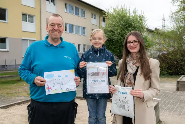 Die strahlende Gewinnerin Lena Carina Kaufmann freut sich über ihren Preis, den ihr Vonovia Objektbetreuer Ulrich Brauer und Vermieterin Pia Raglewski auf dem Spielplatz an der Heinrich-Lersch Straße in Essen überreichten. | Foto: Vonovia / Bierwald