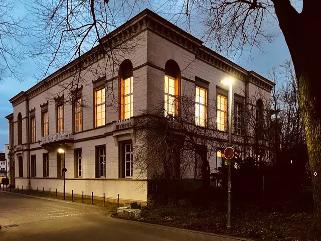 Im ehemaligen Ballsaal in der Beletage finden heute kirchliche Veranstaltungen statt. Im Erdgeschoss - einschließlich im ehemaligen "Hochzeitszimmer" wirkt die "Neue Musikschule Tom Täger" | Foto: Mülheimer Kunstverein KKRR, Delle 54