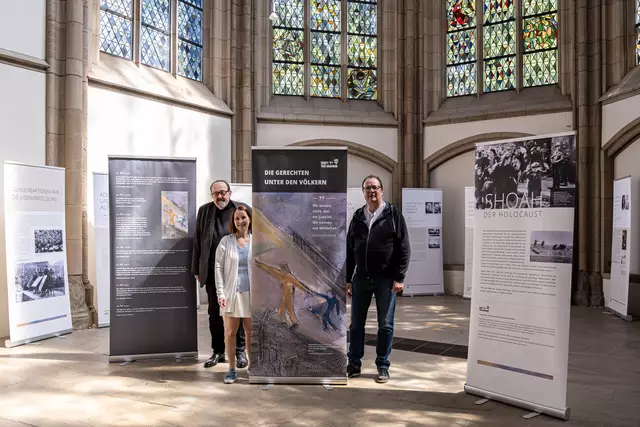 Das Foto zeigt Pfarrer Martin Winterberg von der Evangelischen Kirchengemeinde Alt-Duisburg (rechts), Pfarrerin Sabine Schmitz vom Evangelischen Schulreferat Duisburg Niederrhein und Wolfgang Braun, von „Gegen Vergessen - Für Demokratie e.V., RAG Rhein-Ruhr West“, nach dem Aufbau der Ausstellung.
Foto: Rolf Schotsch