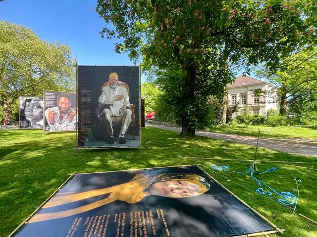 Im Stadtpark "Ruhranlage" vor dem CASINO und der Villa Artis: aktuell vom 1. bis 15. Mai 2025 Open Air Event "Würde" - eine ganz besonderen Open-Air-Ausstellung, die mehr bewegen will als nur die Sinne. | Foto: Mülheimer Kunstverein KKRR, Delle 54