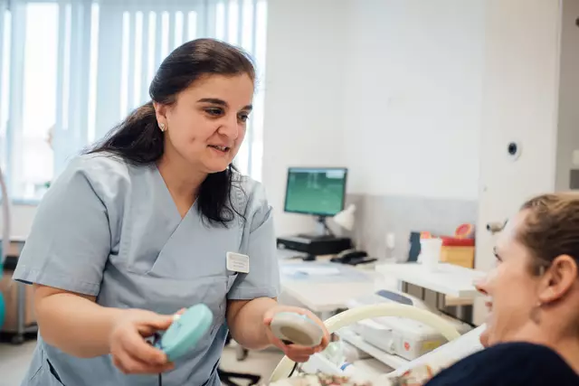 Die leitende Hebamme Bircan Demirci steht den werdenden Eltern beim Storchentreff auch für individuelle Fragen zur Verfügung.
Foto: Helios

