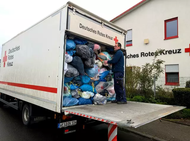 Ein prall gefüllter DRK-Lkw mit unsortierten Altkleiderspenden vor dem Gebäude des Deutschen Roten Kreuzes in Wesel. Immer häufiger müssen Mitarbeitende tragbare Kleidung aussortieren oder sogar entsorgen – wegen Müll, Schmutz oder Verunreinigungen. Das DRK appelliert daher eindringlich: Nur saubere, tragfähige Kleidung spenden – kein Müll in die Container! | Foto: DRK KV Niederrhein e. V.