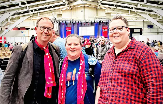 Das Foto zeigt Christoph Urban, Christina Schubert und Daniel Drückes (rechts im Bild) beim Kirchentag in Hannover .
Foto: Ev. Kirchenkreis Duisburg

