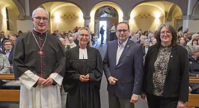 Unser Titelbild zeigt v.li.n.re. Stadtdechant Jürgen Schmidt, Superintendentin Marion Greve, Oberbürgermeister Thomas Kufen und die stellv. ACK-Vorsitzende Elvira Neumann. | Foto: Kirchenkreis Essen/Alexandra Roth