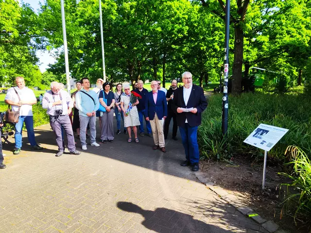 Bürgermeister Markus Püll bei seiner Ansprache zur offiziellen Übergabe der Gedenktafel am Ringlokschuppen. | Foto: Thomas Emons