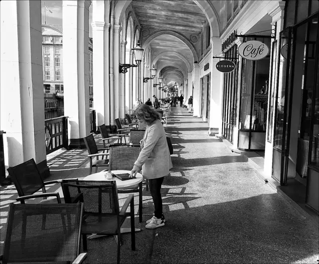 Die Kolonnaden Visavis vom Rathaus laden, mit ihrem italienischen Flair ein.