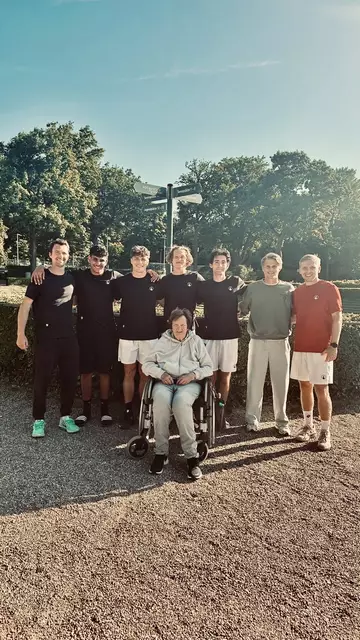 Schritt zwei von sechs ist geschafft: Mit dem zweiten Sieg von sechs Partien in der Saison, sind die 1. NBV-Herren ihrem Aufstiegsziel ein Stück näher gekommen. Von links nach rechts: NBV-Vorsitzender und Coach Tom Schönenberg, Ilian Mechbal, Mika Berghaus, Matthieu Wehner, Maximilian Jacob, Juuriaan Bol und Fyn Franke. Unterstützung gab es von der Oma (vorne) von Matthieu Wehner.
 | Foto: Ihlo (Netzballverein)